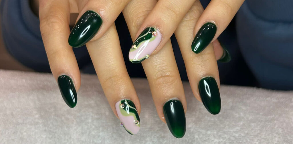 Pose de gel semi permanent ou de vernis offerte pour toute beauté des pieds réalisée